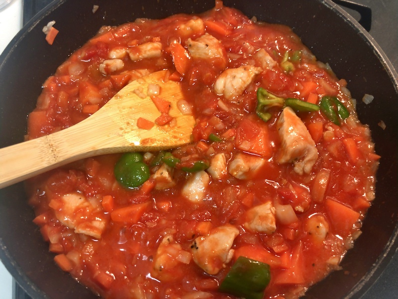 トマト缶で適当に作る「鶏むね肉のトマト煮込み」